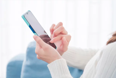 スマホをタップする画像